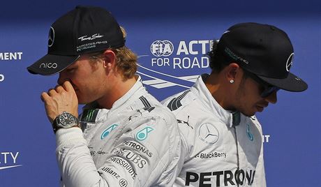 SOUPEI V JEDNOM TÝMU. Nico Rosberg (vlevo) a Lewis Hamilton se te nemohou...