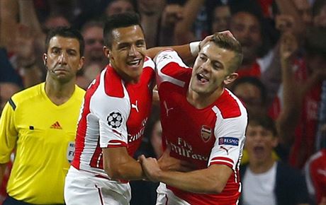 Sanchez a Wilshere z Arsenalu slaví gól.