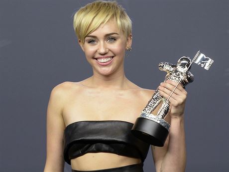 Skandální videoklip Wrecking Ball od Miley Cyrus se stal videoklipem roku.