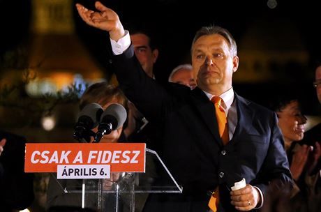 Viktor Orbán oslavuje vítzství v jarních volbách.