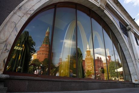Odraz Kremlu v okn zavené poboky etzce rychlého oberstvení McDonalds v...