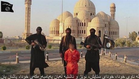 Radikálové ze skupiny Islámský stát (IS) na dalím videu, které má zastrait...