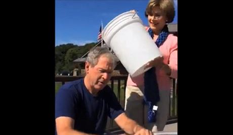 G. W. Bush pijal výzvu Ice Bucket Challenge, asistovala mu jeho manelka Laura