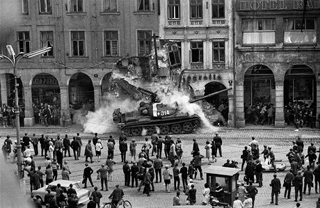 Srpen 1968. Jedna z nejznámjích fotografií z Liberce. A fotografka Dana...