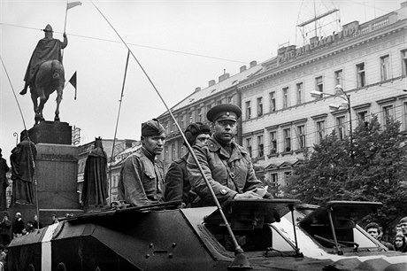 Srpen 1968. Vojáci ze Sovtského svazu na Václavském námstí.