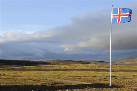 Islandská vlajka vlaje nad Myji Dalur, obydlenou oblastí nejblíe poloenou...