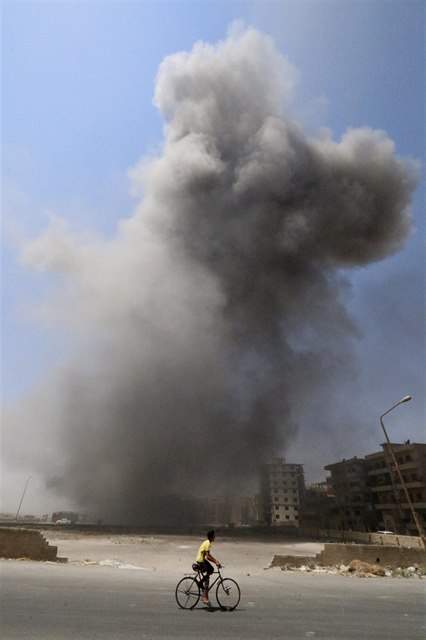 Syrský reim bombarduje pozice Islámského státu.