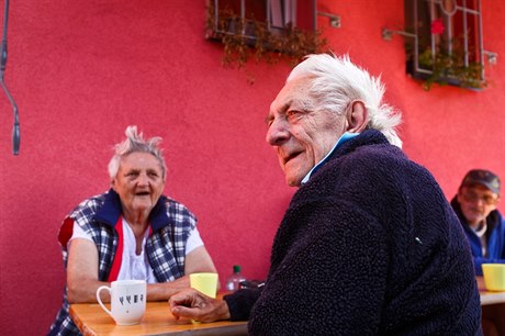 Pée o seniory je výnosný byznys. Starých lidí závislých na pomoci druhých...