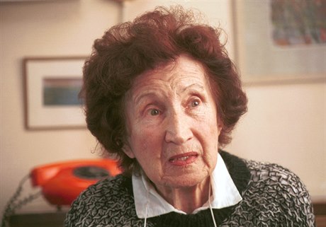 Básnířka a překladatelka Bohumila Grögerová. (Fotografie z roku 2004)