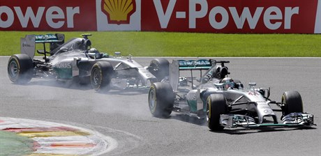 V ČELE. Piloti mercedesu Lewis Hamilton a Nico Rosberg ve Velké ceně Belgie...
