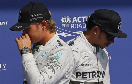 SOUPEŘI V JEDNOM TÝMU. Nico Rosberg (vlevo) a Lewis Hamilton se teď nemohou...