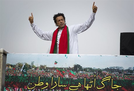 Opoziní politik Imran Chán zdraví své pívrence.