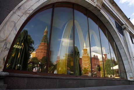 Odraz Kremlu v okně zavřené pobočky řetězce rychlého občerstvení McDonald’s v...
