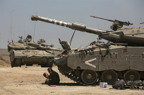 Jednotky izraelské armády udrují pozice poblí hranic s Pásmem Gazy.