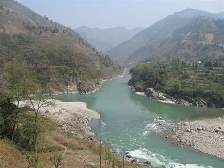 Energetické bohatství. Himalájské řeky mají prudký spád, příhodný pro stavbu...
