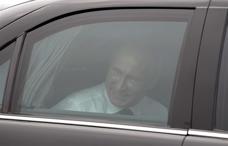 Usmvavý Vladimir Putin pijídí na summit do Minsku.