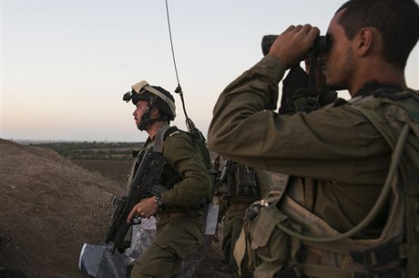 Izraelští vojáci pozorují situaci v pásmu Gazy