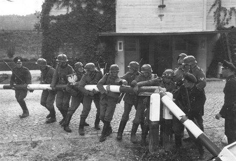 Němečtí vojáci zabírají 1. září 1939 polskou hranici. Začíná druhá světová...