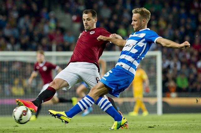 Záloník Sparty Marek Matjovský (vlevo) a Bart van Hintum ze Zwolle.