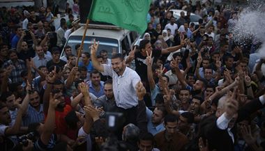 Palestinci oslavuj vyhlen pm v Psmu Gazy. Na snmku mluv Hamsu...
