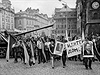 Srpen 1968. Lidé na Staromstském námstí protestují proti invazi voják...