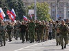 Zajatí ukrajintí vojáci pochodují Donckem.