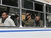 Pehlídka zajatých voják v Doncku - zajatí vojáci v autobuse, který je odvezl...