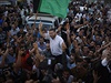 Palestinci oslavují vyhláení pímí v Pásmu Gazy. Na snímku mluví Hamásu...