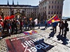 Na Hradanském námstí v Praze dnes asi dv desítky lidí protestovaly proti...