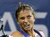 Sara Erraniová bhem zápas s Kirsten Flipkensovou na US Open