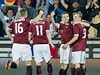 Hrá�i Sparty se radují z gólu.
