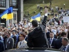 Poroenko zdraví dav slavící Den nezávislosti Ukrajiny.