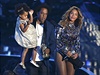 Na závr dvacetiminutového vystoupení Beoncé piel její manel Jay-Z s dcerkou...