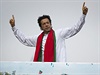 Opoziní politik Imran Chán zdraví své pívrence.