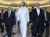 Zleva palestinský prezident Mahmúd Abbás, katarský emír Tamím ibn Hamad al-Sání...