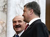 Ukrajinský prezident Petro Poroenko (vpravo) s hostitelem summitu v Minsku...