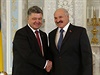 Ukrajinský prezident Petro Poroenko (vlevo) si potásá rukou se svým...