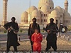 Radikálové ze skupiny Islámský stát (IS) na dalím videu, které má zastrait...