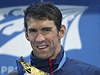 Michael Phelps se zlatou medail ze zvodu 100 metr motlkem.