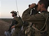 Izraeltí vojáci pozorují situaci v pásmu Gazy