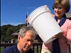 G. W. Bush pijal výzvu Ice Bucket Challenge, asistovala mu jeho manelka Laura