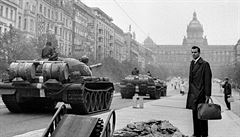 Srpen 1968. Fotografie z Václavského náměstí. Pražské ulice ovládly tanky. | na serveru Lidovky.cz | aktuální zprávy