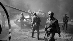 Srpen 1968. Sovttí vojáci ped budovou eského (tehdy eskoslovenského)...