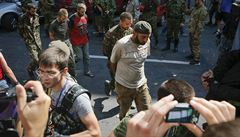 P�ehlídka zajatých voják� v Don�cku - lidé si fotí zajatce.