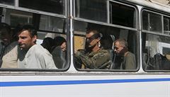P�ehlídka zajatých voják� v Don�cku - zajatí vojáci v autobuse, který je odvezl...