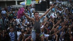Palestinci oslavují vyhlá�ení p�ím��í v Pásmu Gazy.
