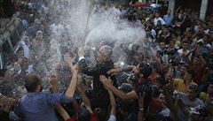 Palestinci oslavují vyhlá�ení p�ím��í v Pásmu Gazy. Na snímku mluv�í Hamásu...