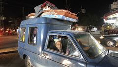 Palestinci se vrací zp�t do svých domov� v Pásmu Gazy b�hem p�ím��í.