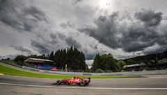 Fernando Alonso s ferrari na okruhu ve Spa.