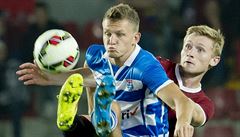 Útoník Zwolle Tomá Necid (vlevo) a obránce Sparty Jakub Brabec.